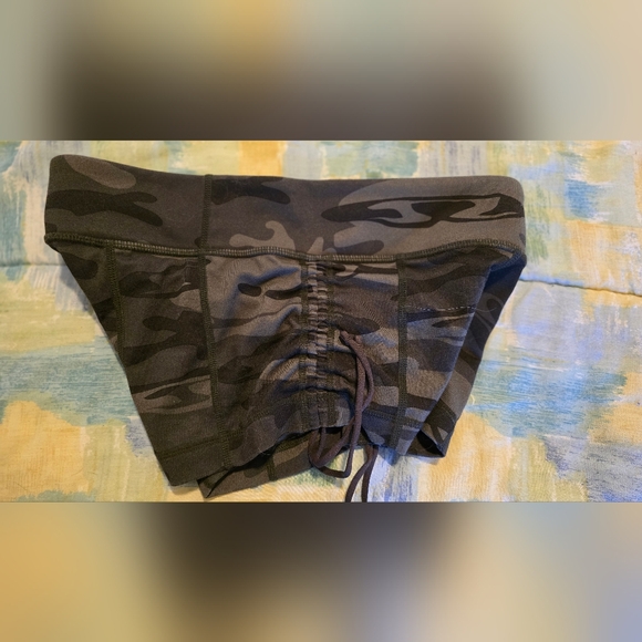 RARE Lululemon Hot Hot Short Size 6 - Picture 13 of 15